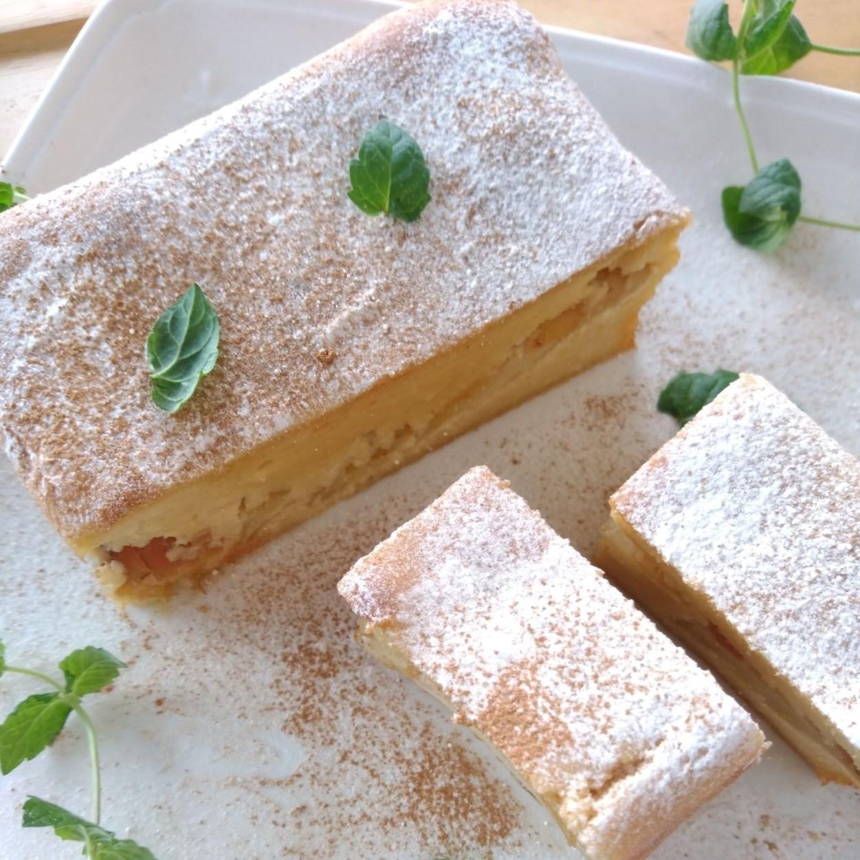 白い角皿に盛り付けた粉豆腐とりんごのケーキ