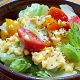 スクランブルエッグとレタスのホットサラダ