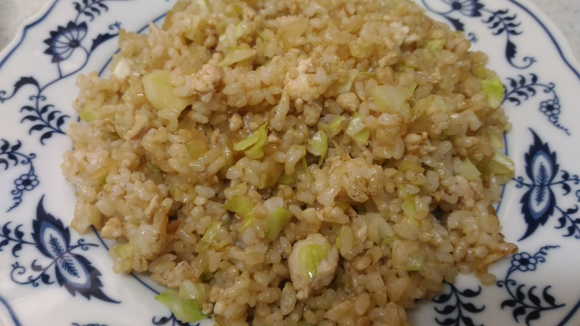 皿に盛り付けられた鶏ひき肉とキャベツの和風チャーハン