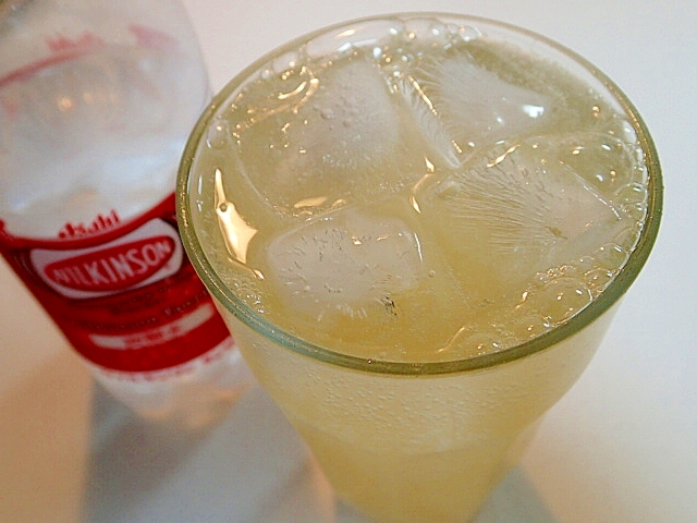 グラスに注がれたかぼす入りレモン酢しょうがサワー