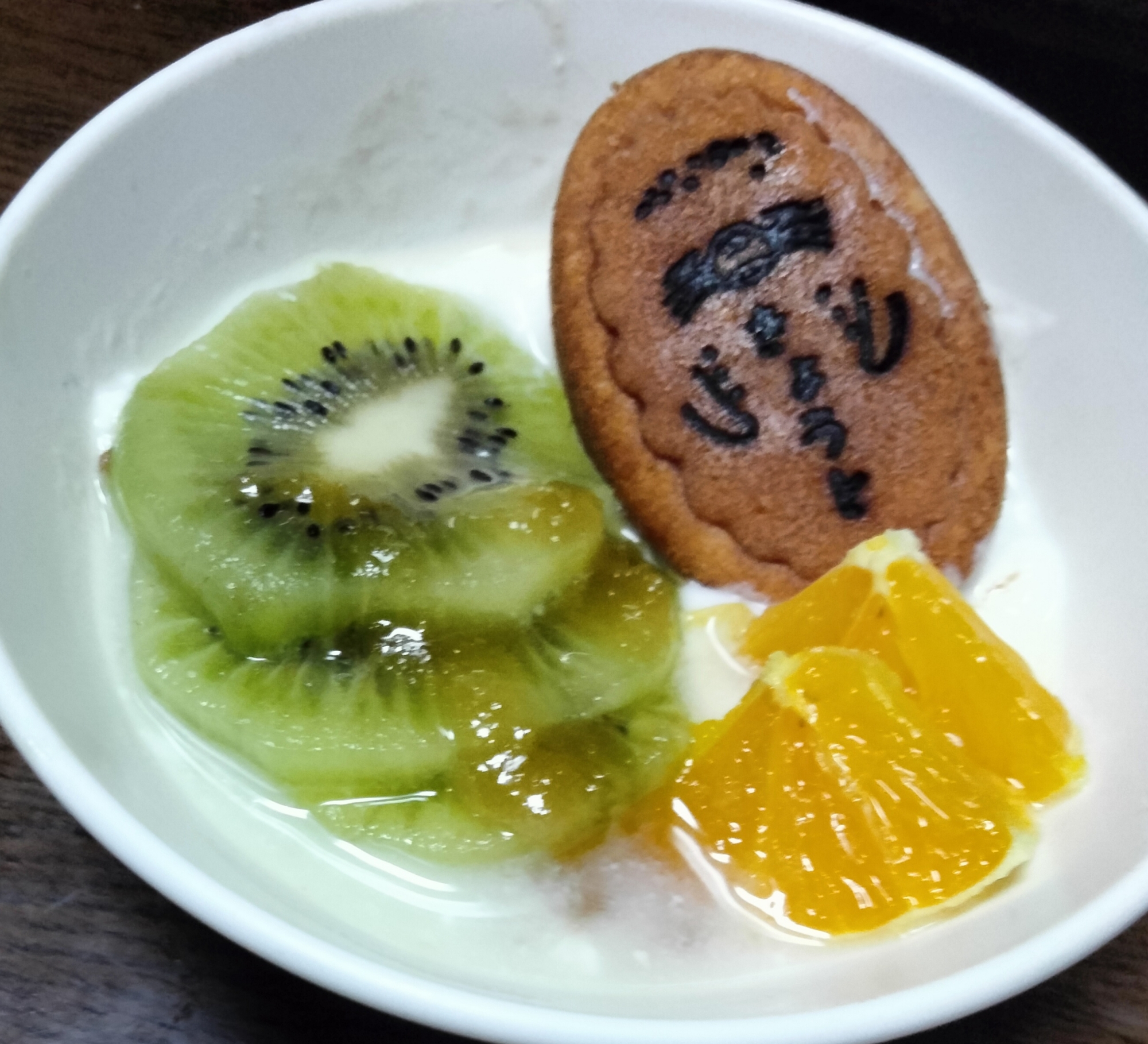 キウイ、生ハム、モッツァレラチーズの冷製パスタ