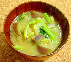 秋を感じる 小松菜とナスのお味噌汁 レシピ 作り方 By さだもっち7266 楽天レシピ