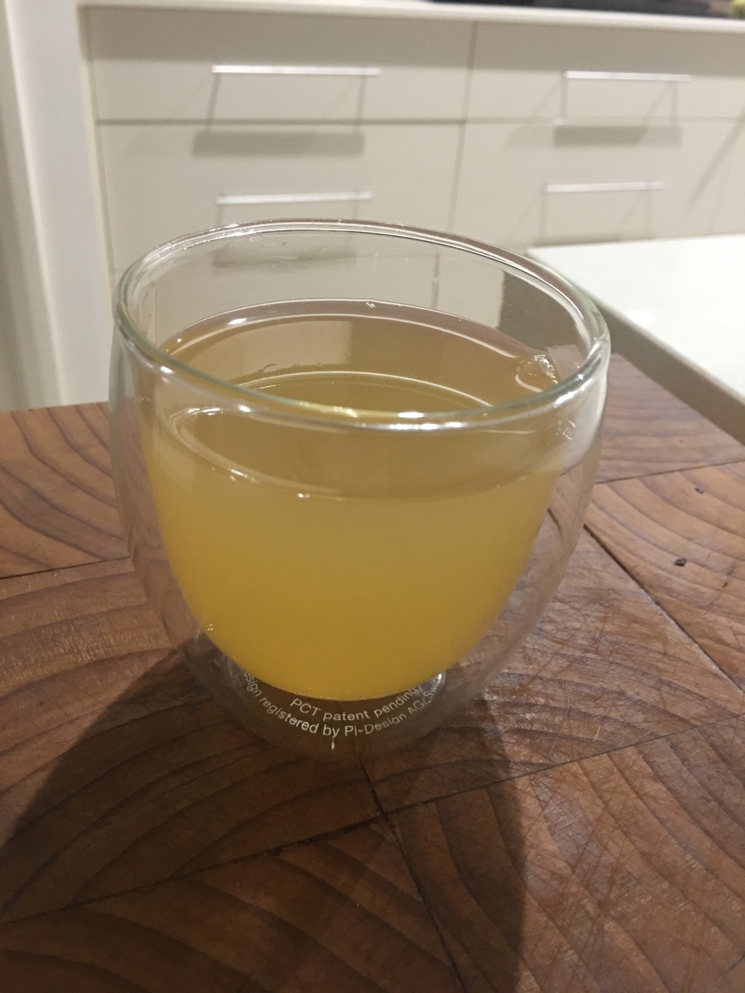 グラスに入った鬼柚子のジュース