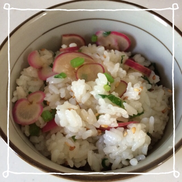 白と茶色の茶碗に入ったはつか大根ごはん