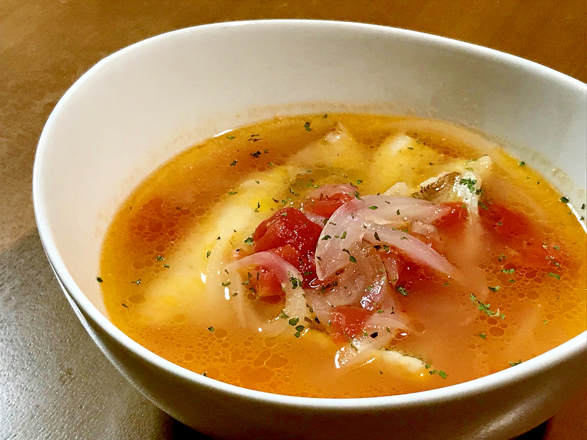 器に盛りつけられたハゼやきす、鯛の身入りのトマトスープ