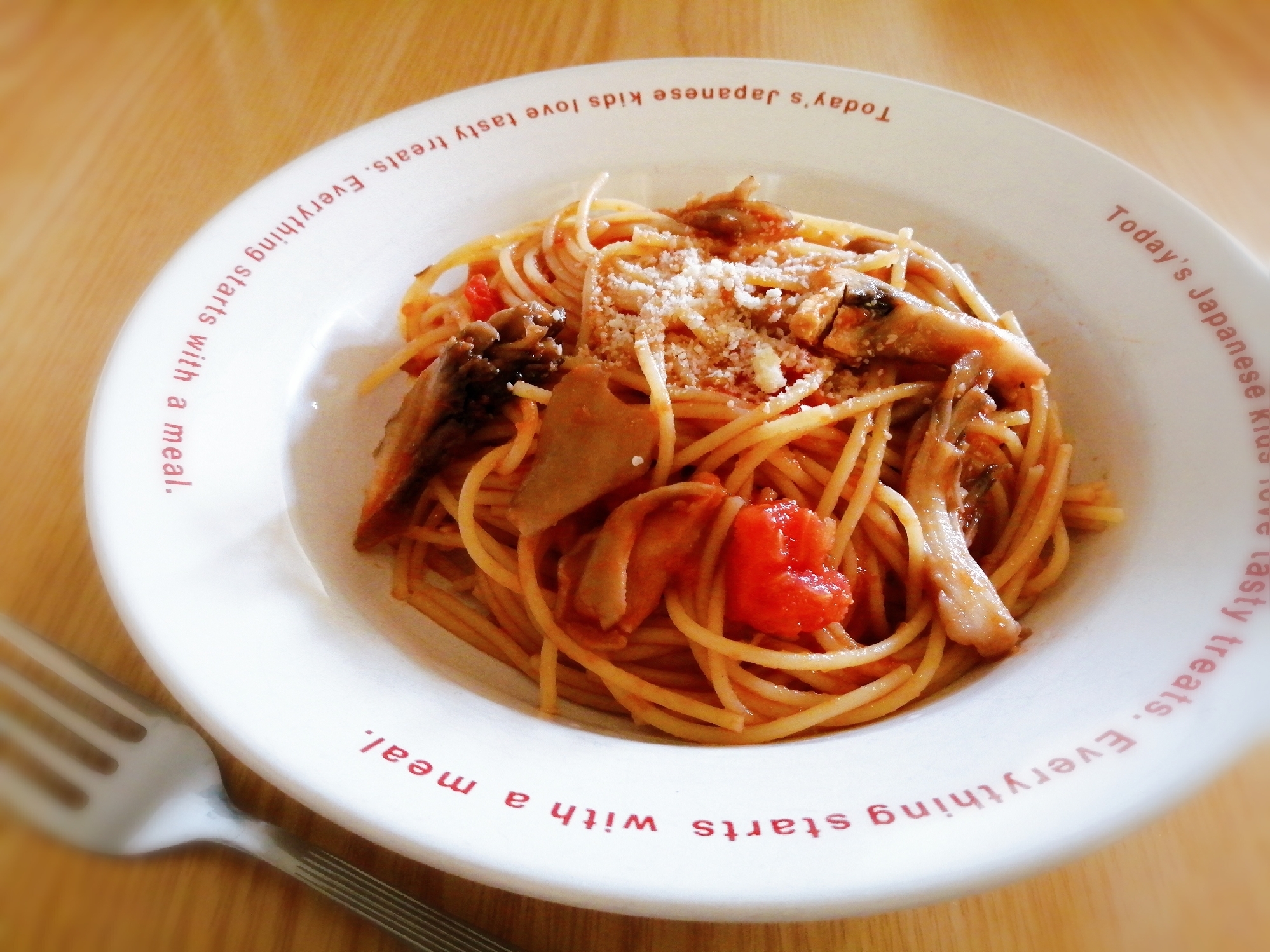 器に盛られた、まいたけのケチャップパスタ