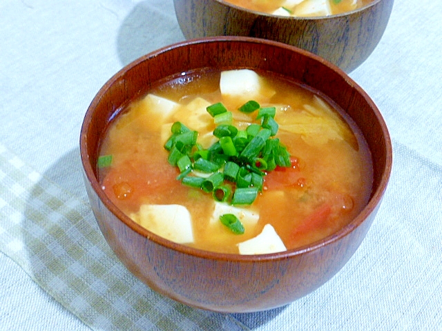 味噌汁腕に入った、豆腐とトマトとキムチの味噌汁