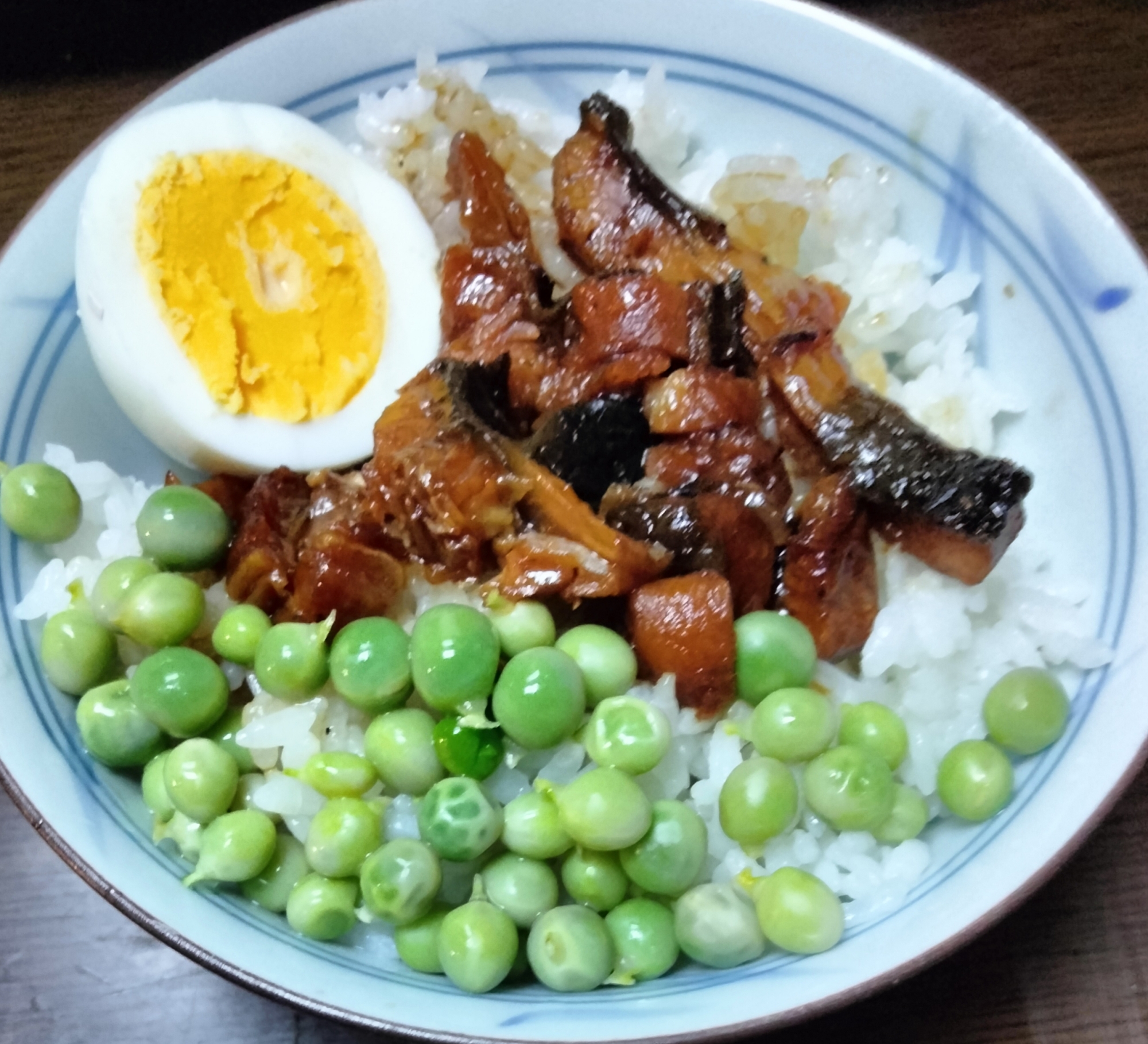 刻みうなぎ丼　えんどう豆ゆで卵のせて