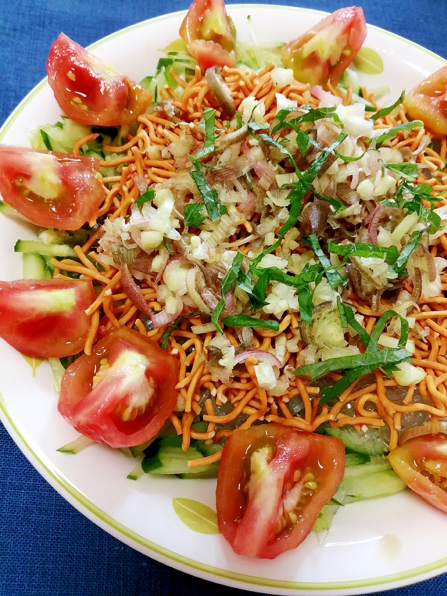 白い器に盛り付けたラーメンスナックとところてんのサラダ