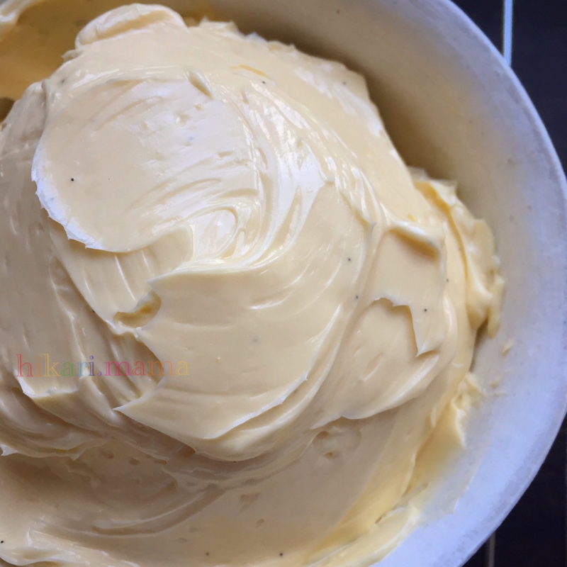 白い容器に盛られたアングレーズバタークリーム