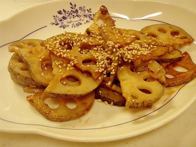 白い皿に入ったれんこんのきんぴら