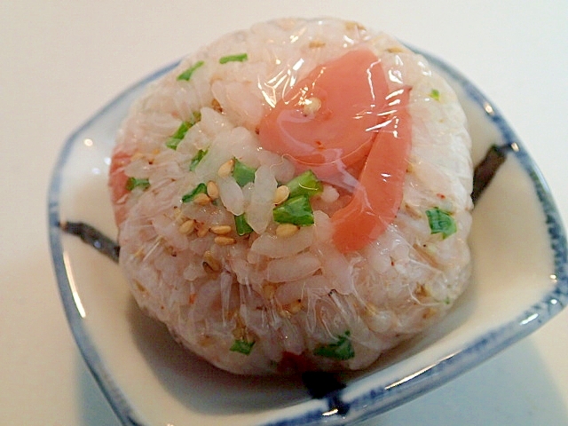 小皿に盛り付けたイカ明太のおにぎり