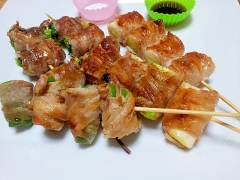 ホットな豚バラ肉と野菜の串焼き