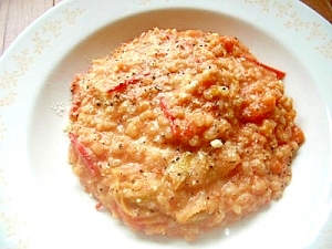 白い皿に盛られたトマト味噌のリゾット