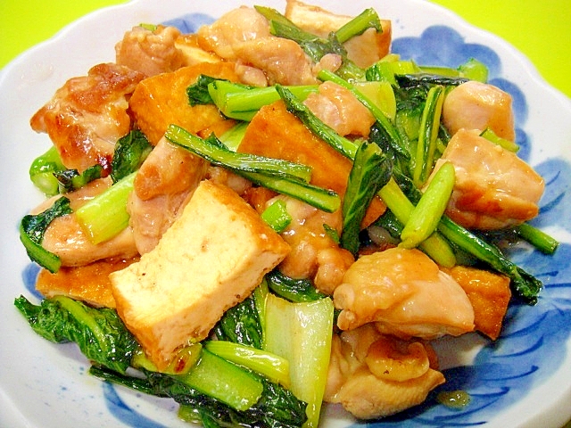 白地に青い模様の皿に盛り付けられている厚揚げと小松菜の甘辛炒め