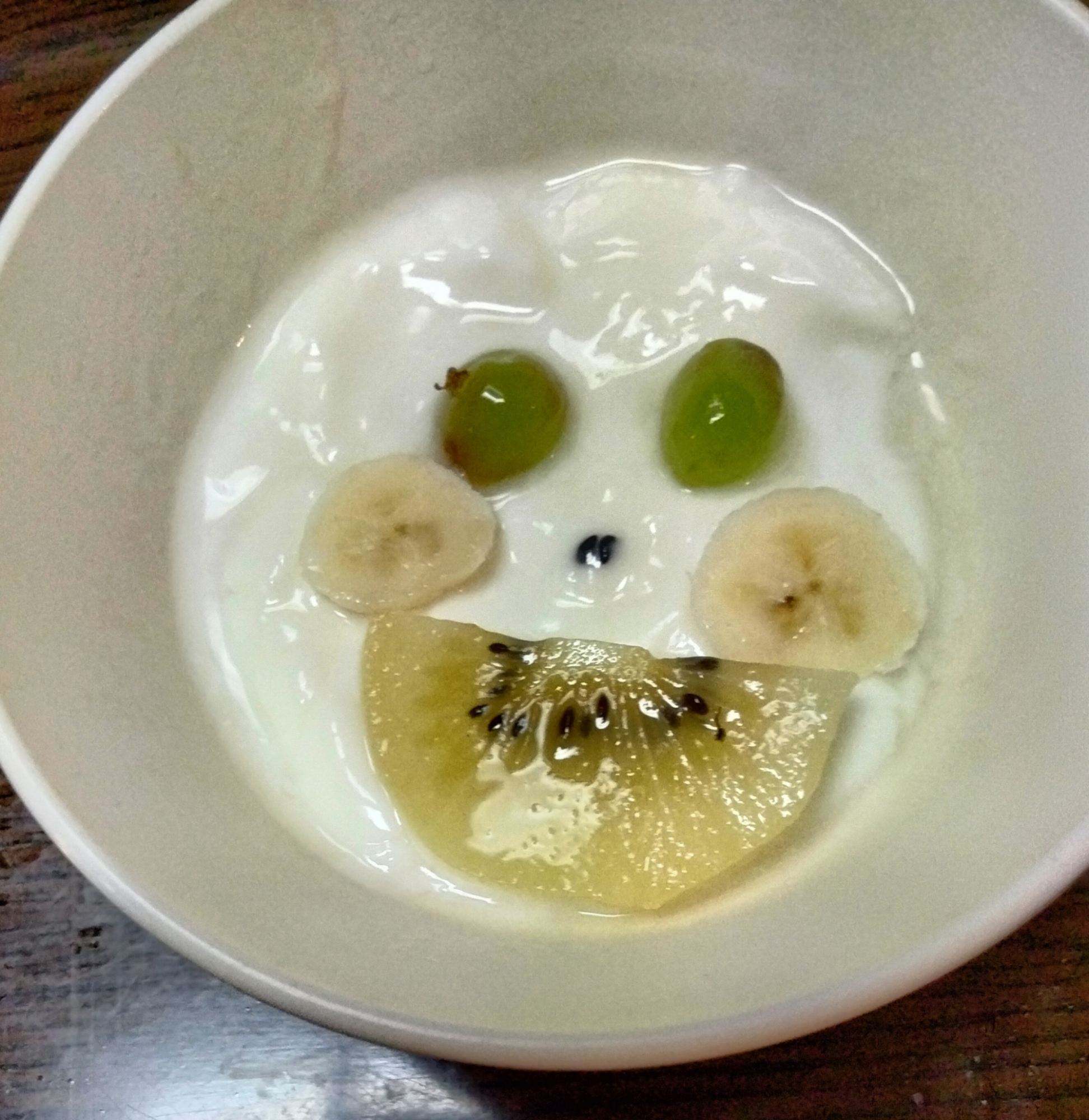 今日のヨーグルト♡ぶどうバナナキウイでお顔