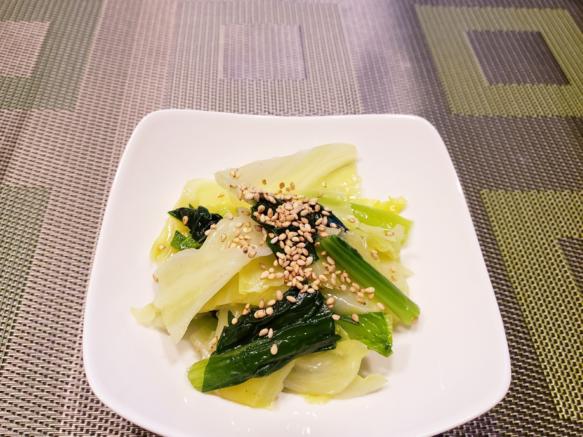 四角い白い皿に盛られた小松菜とキャベツのナムル