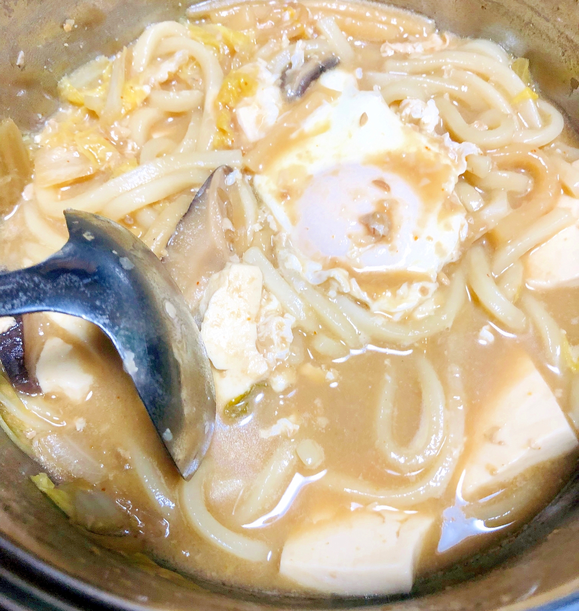 味噌汁の残りで、味噌鍋風煮込みうどん