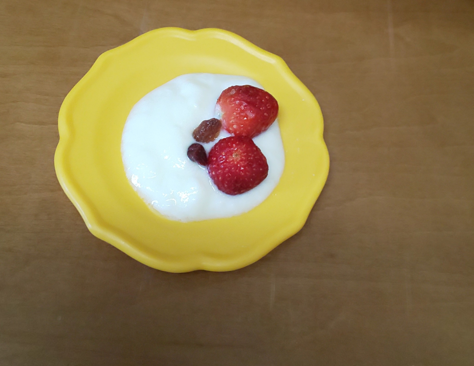 ヨーグルトにいちごとレーズンを♪