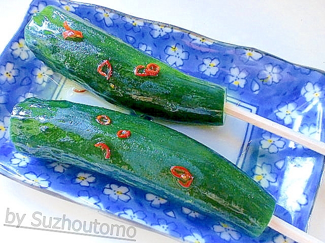 花柄の青い皿にのったきゅうりのめんつゆ一本漬け