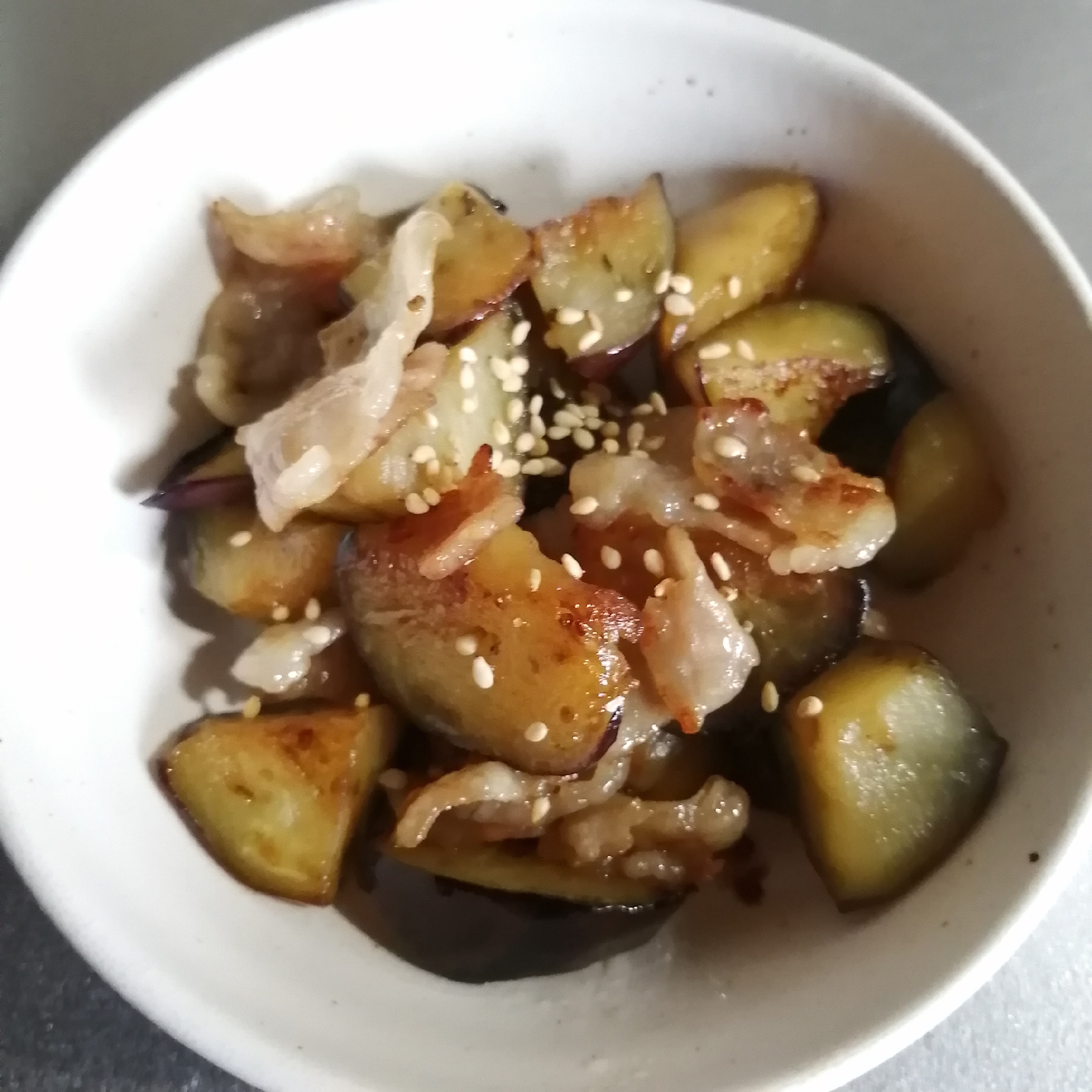 ご飯が進む♡ごま風味♡なすとにらのごま味噌炒め