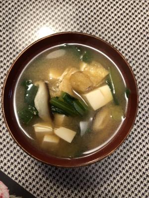 具だくさん 小松菜シイタケと油揚げの味噌汁 レシピ 作り方 By おはぎーちゃん 楽天レシピ