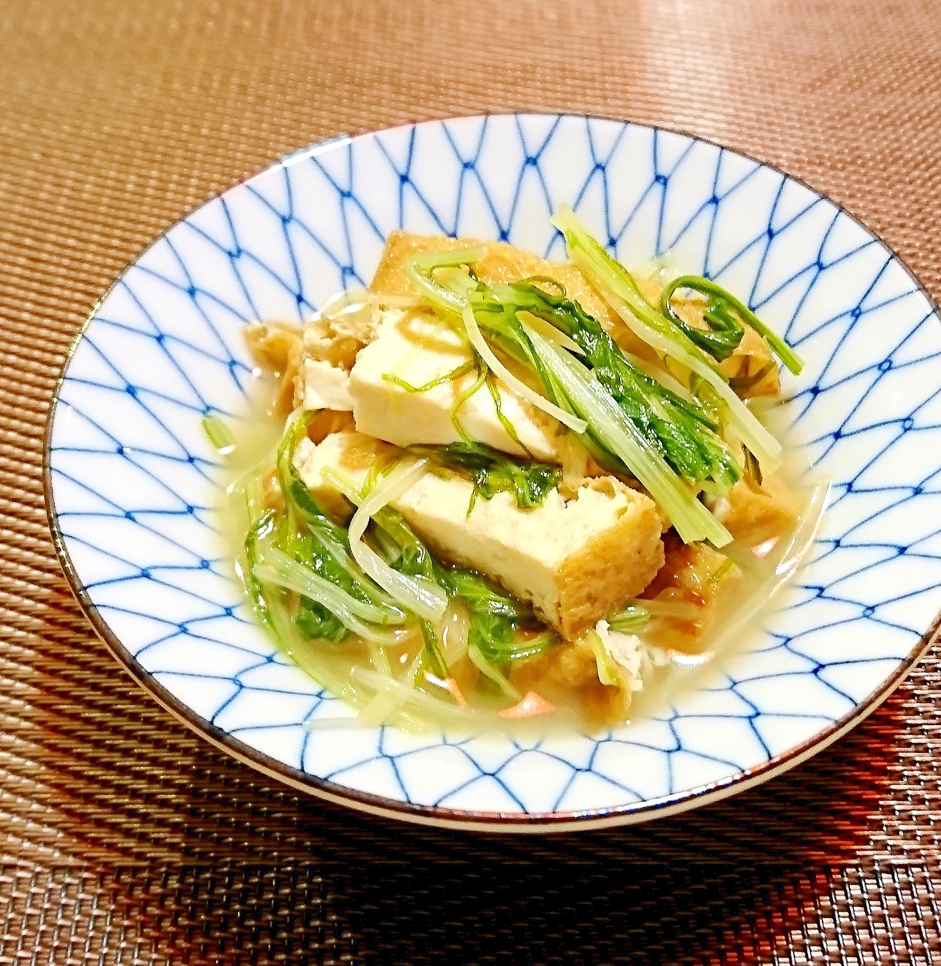 小皿に盛り付けた厚揚げと水菜のさっと煮