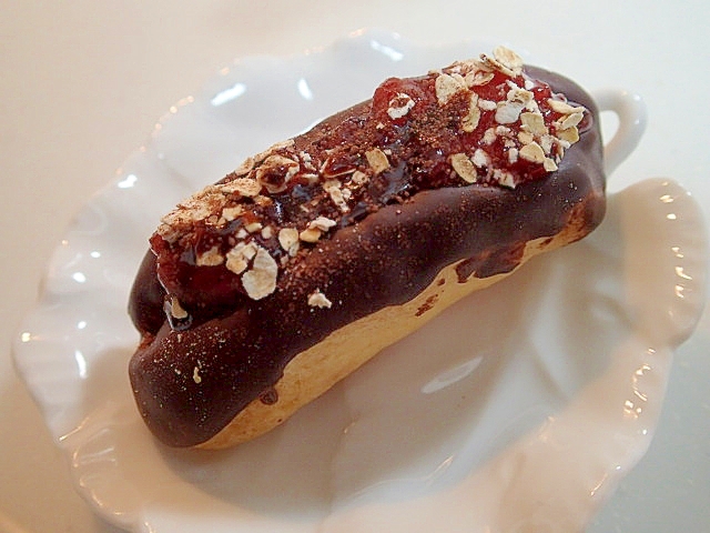 苺ジャムとオートミールとチョコのエクレア