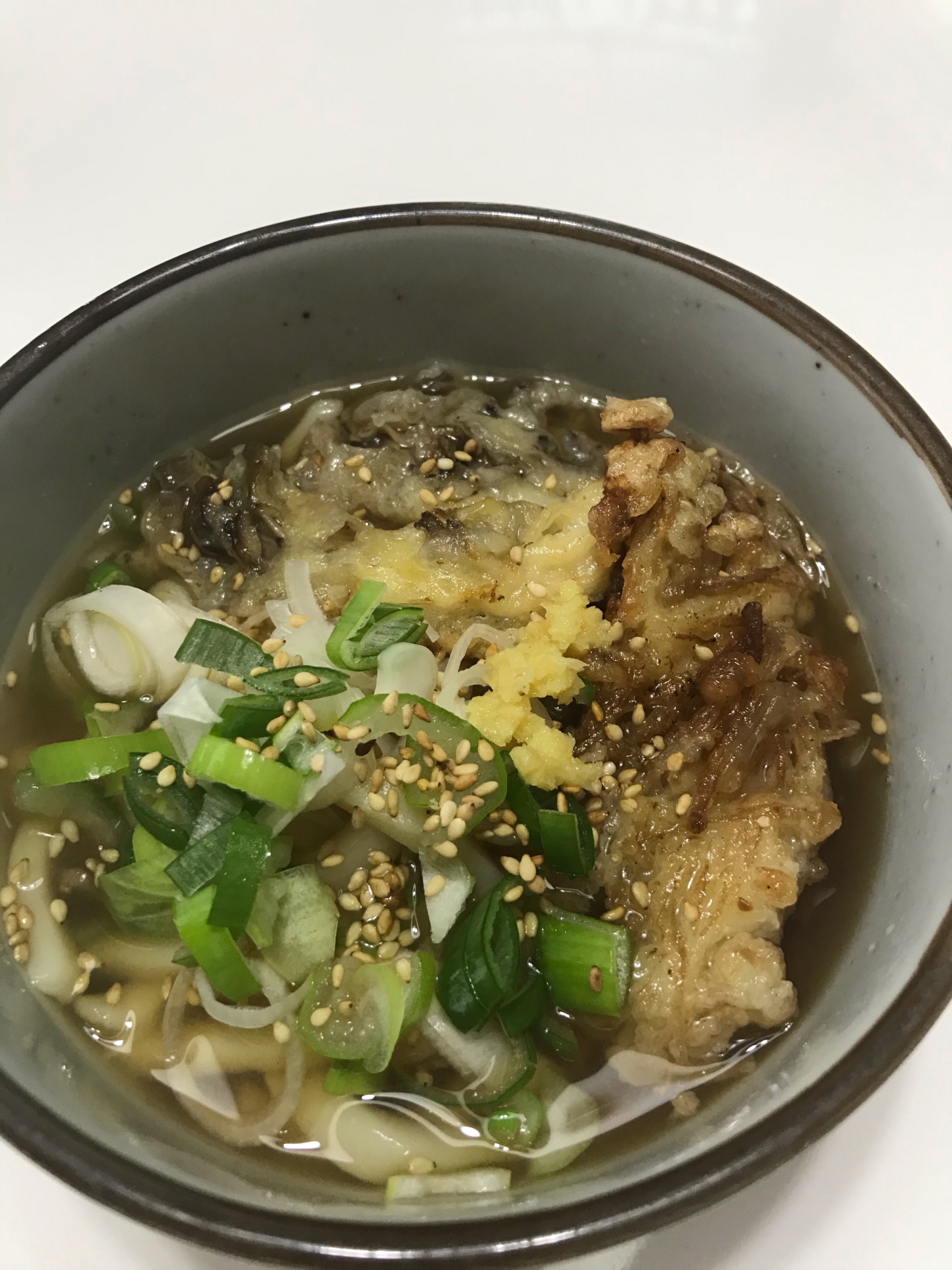 器に盛り付けられた舞茸天ぷらうどん