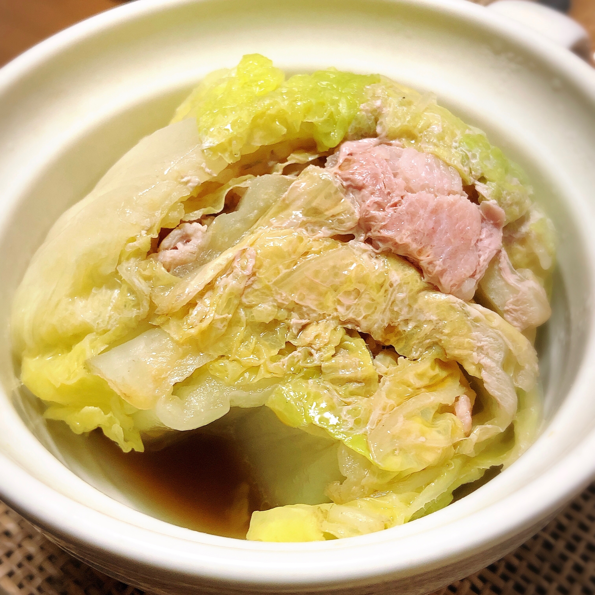 白いマグカップで調理された白菜と豚バラ肉のミルフィーユ鍋風