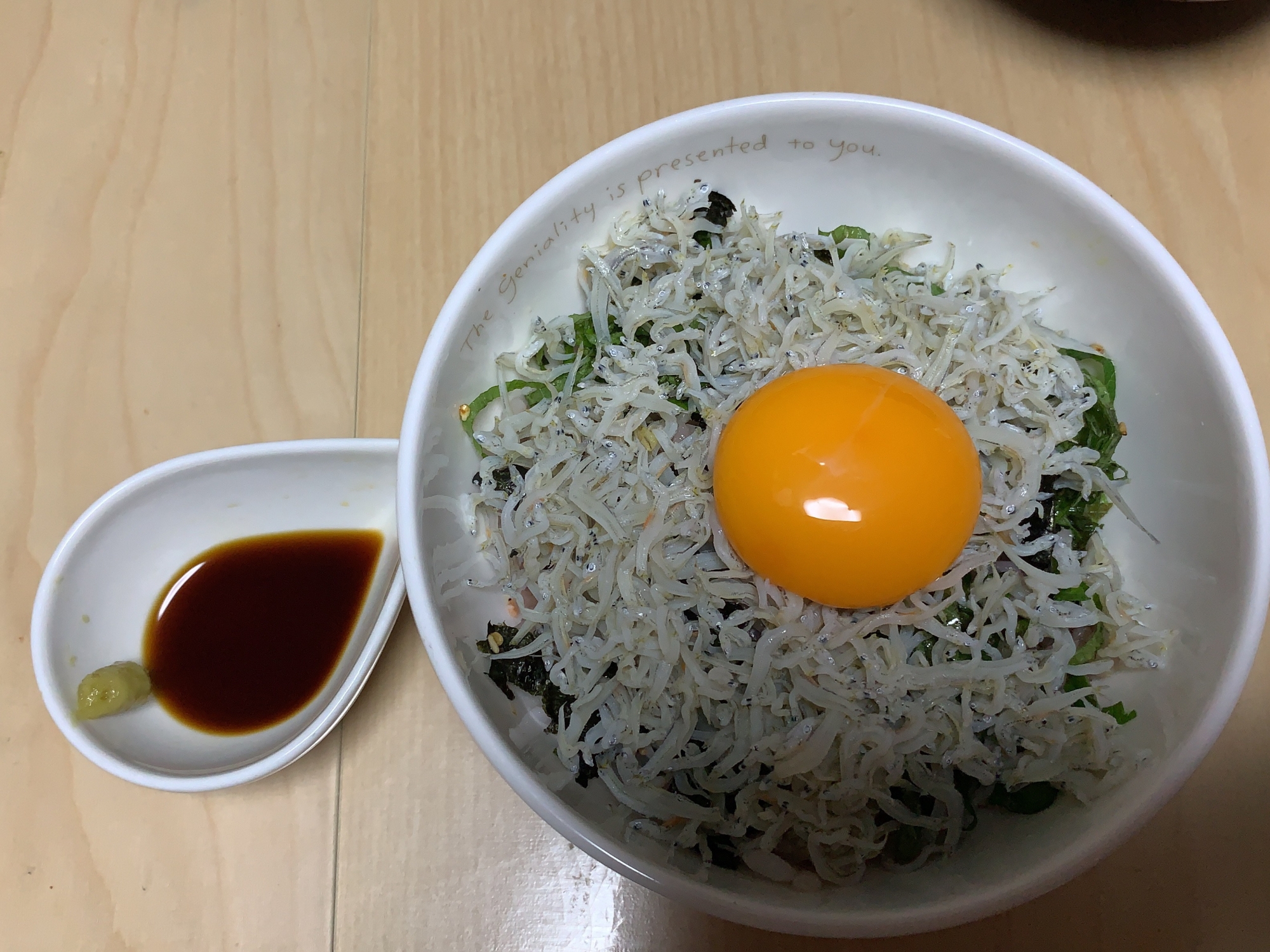 白い器に盛り付けたちりめんじゃこの釜揚げしらす風丼