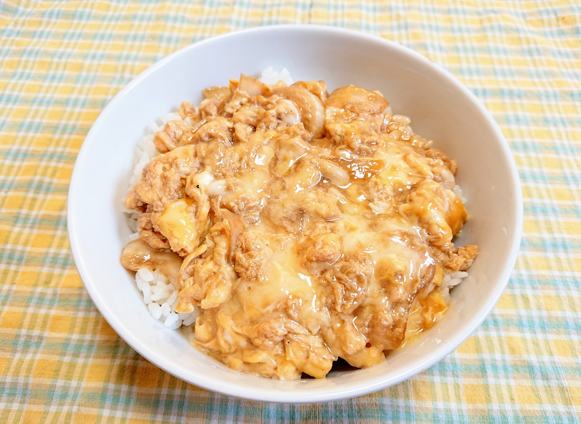 器に入った、シュレッドチーズの玉子丼