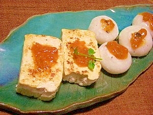 葉っぱ型のお皿に盛り付けられた玉ねぎ氷とコチュジャン入りの味噌de豆腐田楽