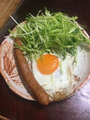 ビックフランクの目玉焼きwith貝割れキャベツ盛 レシピ 作り方 By とりあえず乾杯 楽天レシピ