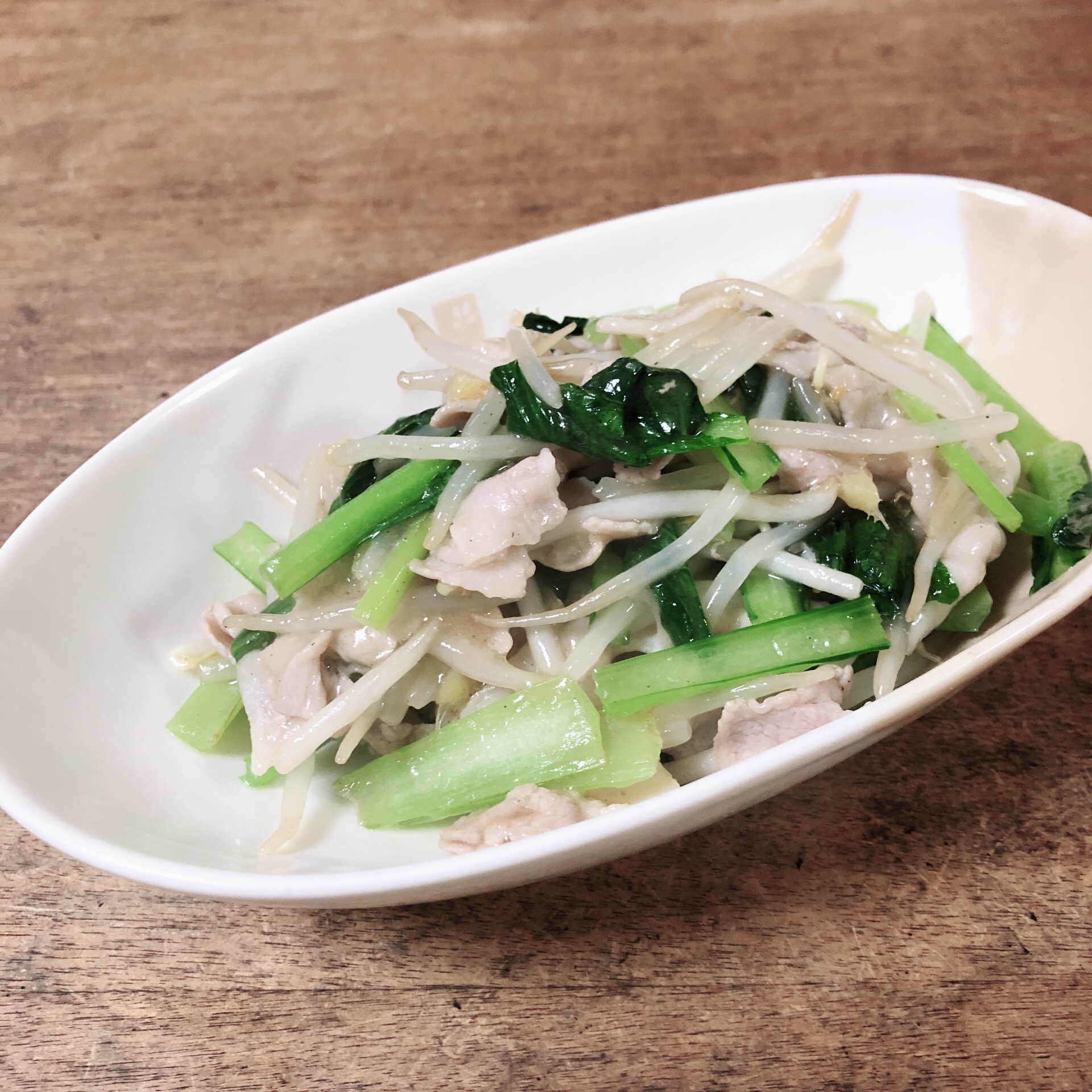 和食器に盛られた小松菜ともやしと豚肉の中華風炒め