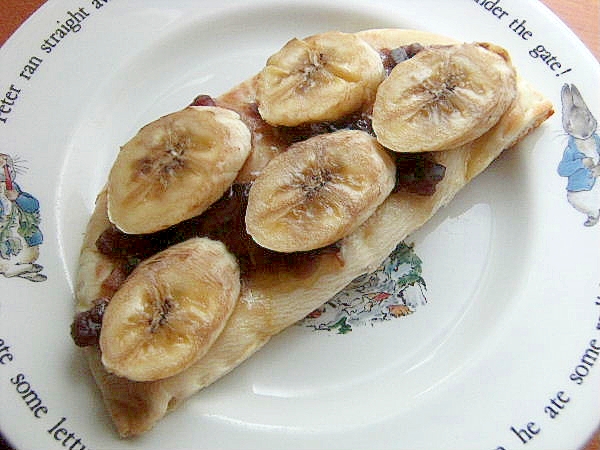 白いお皿に盛られたバナナとあんこのピタトースト