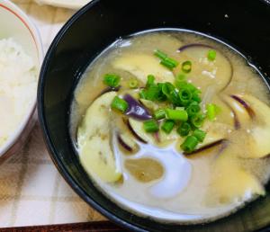 毎日の献立 ナスと玉ねぎの味噌汁 レシピ 作り方 By Min68 楽天レシピ