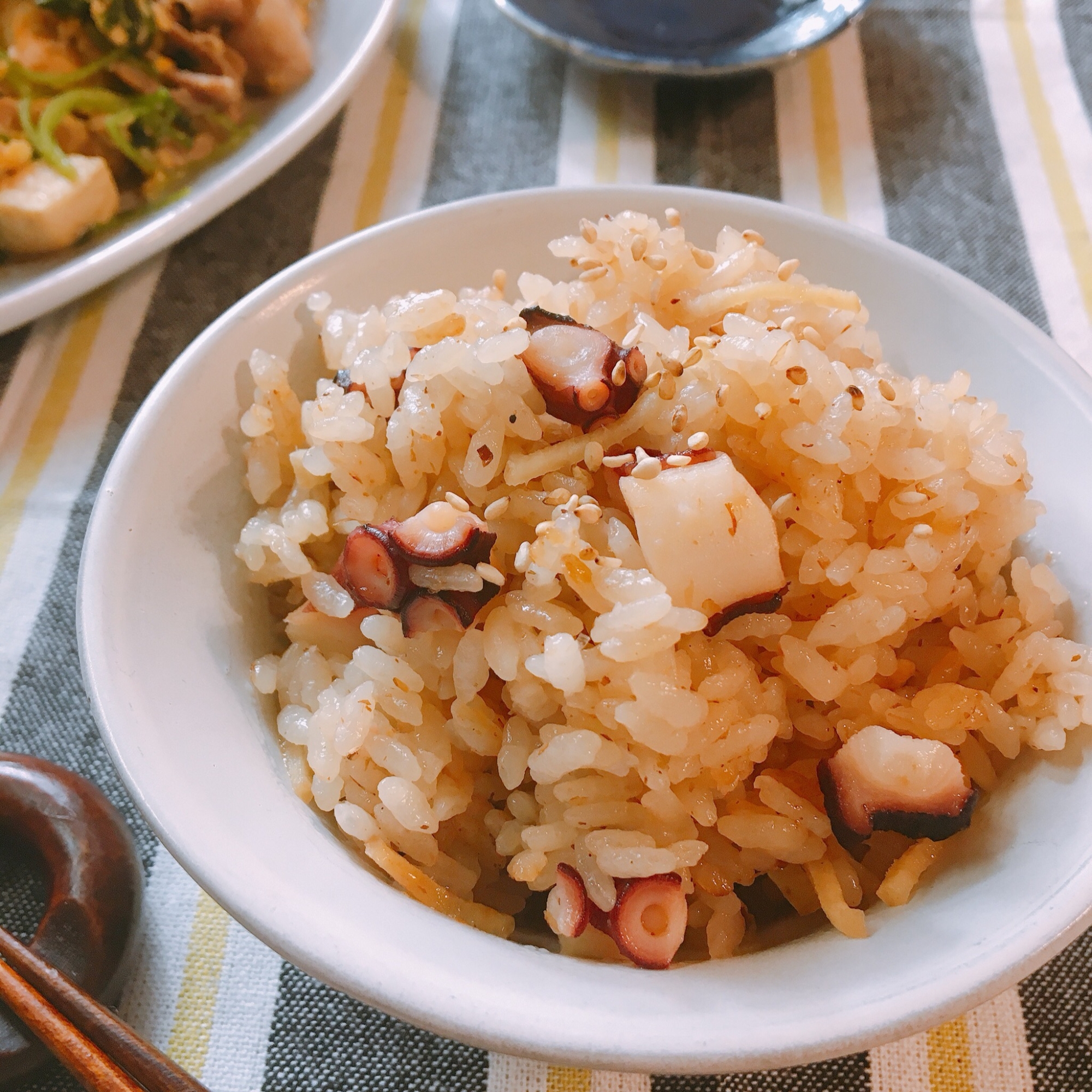 白い茶碗に入っているタコの炊き込みご飯