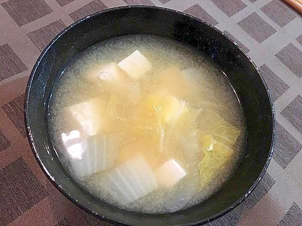 白菜と豆腐のシンプル味噌汁