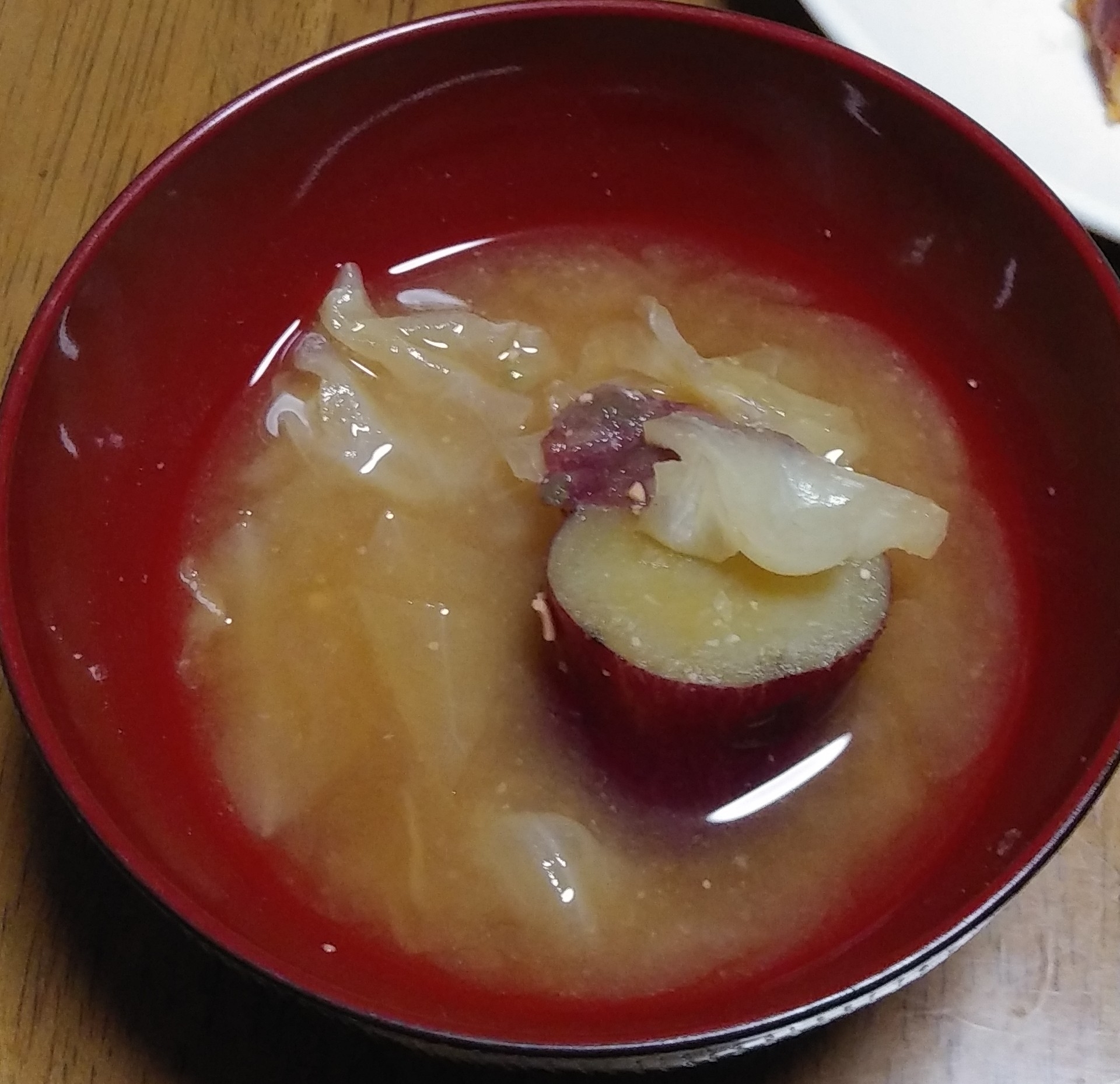 さつまいもとキャベツの味噌汁