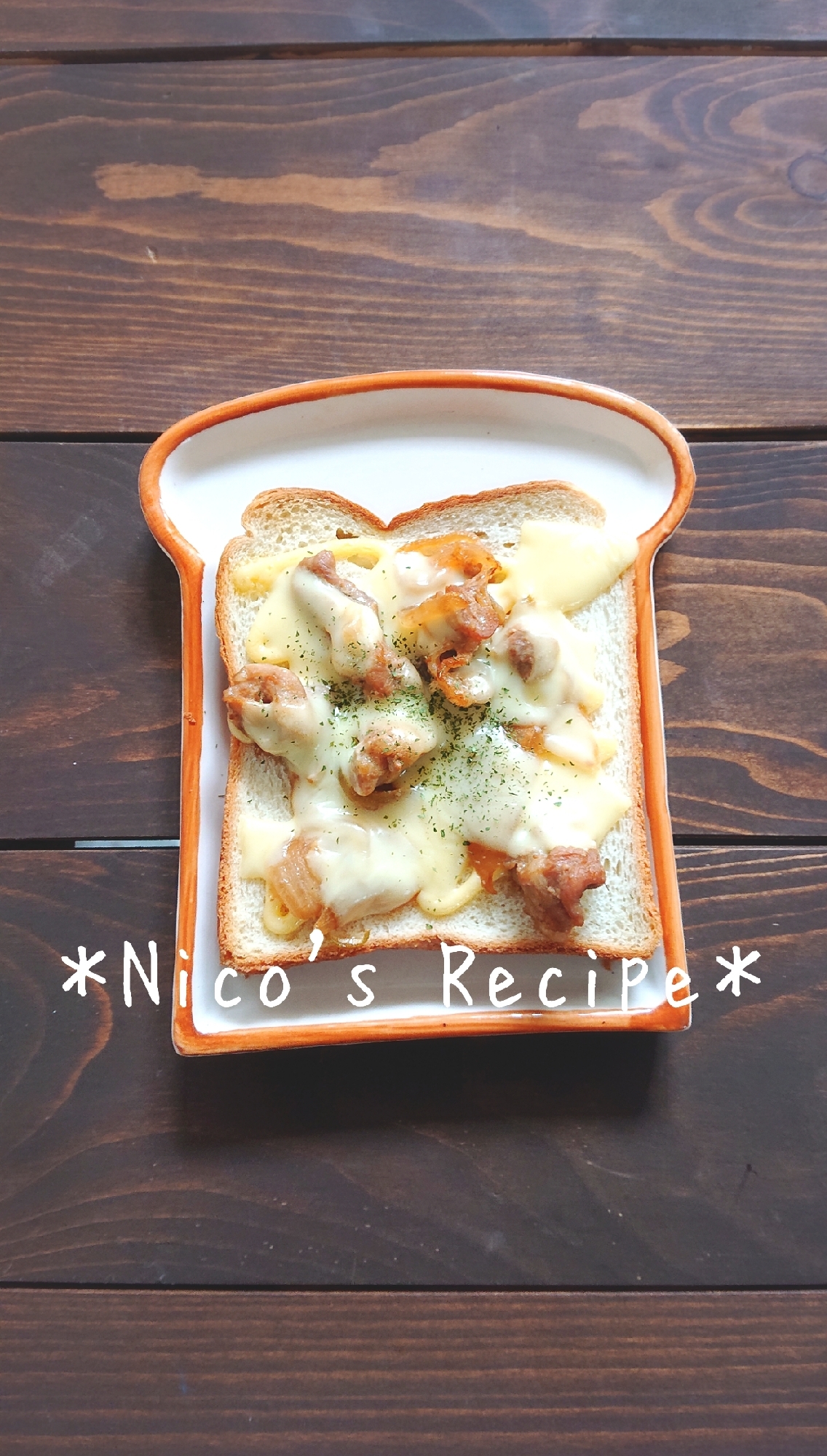 トーストの形をした皿にのった生姜焼きチーズトースト