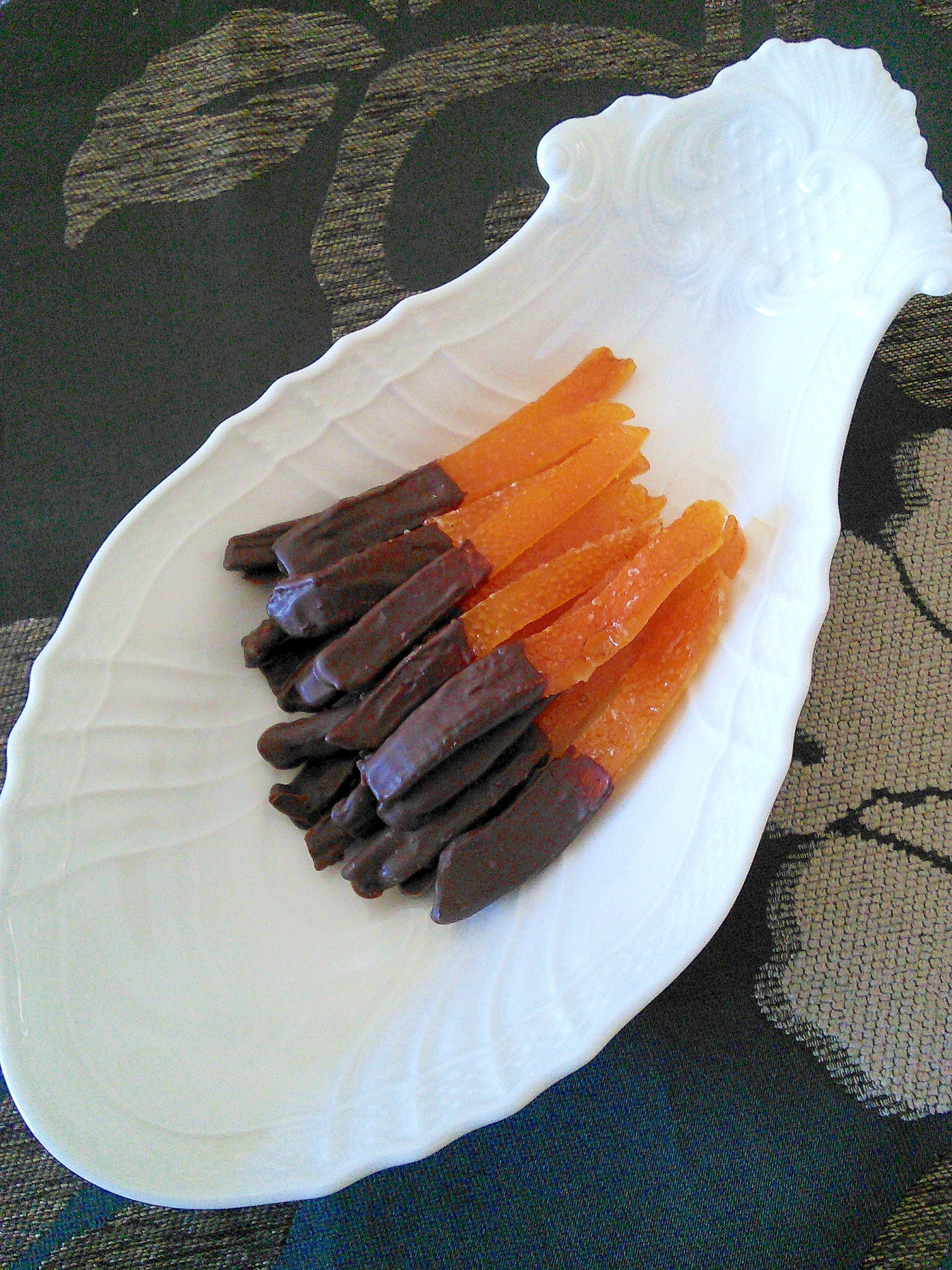 洋食器に盛り付けたはっさくチョコピール