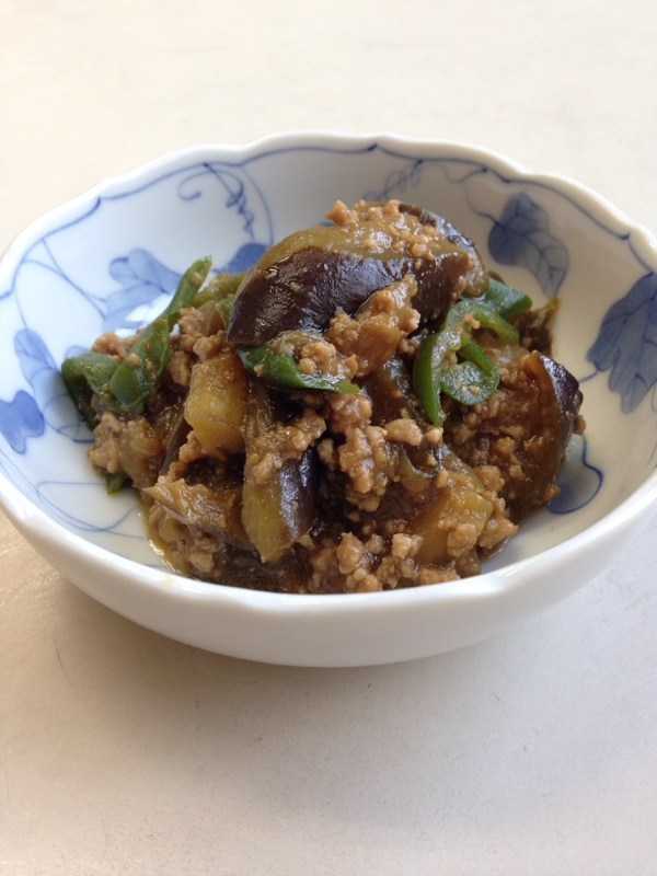 器に入った、ななすとピーマンのひき肉炒め煮