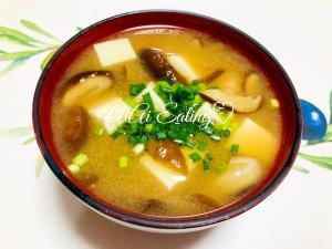 簡単汁物 椎茸と豆腐の香り豊かな味噌汁 レシピ 作り方 By あいあい 楽天レシピ