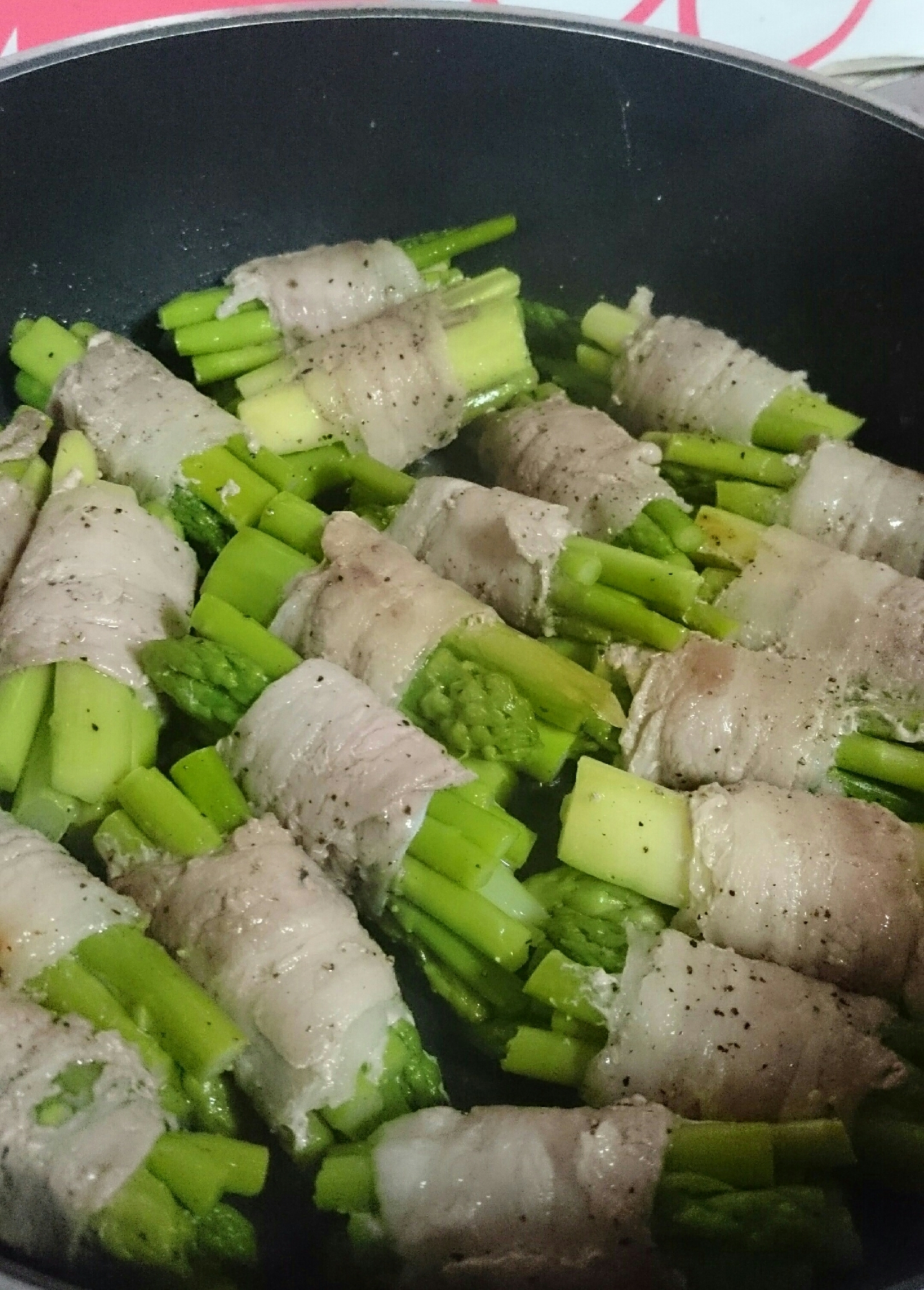 フライパンに入ったアスパラと豚バラの蒸し物