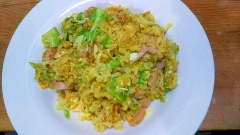 キャベツ魚肉ソーセージ卵の焼き飯/カレー風味