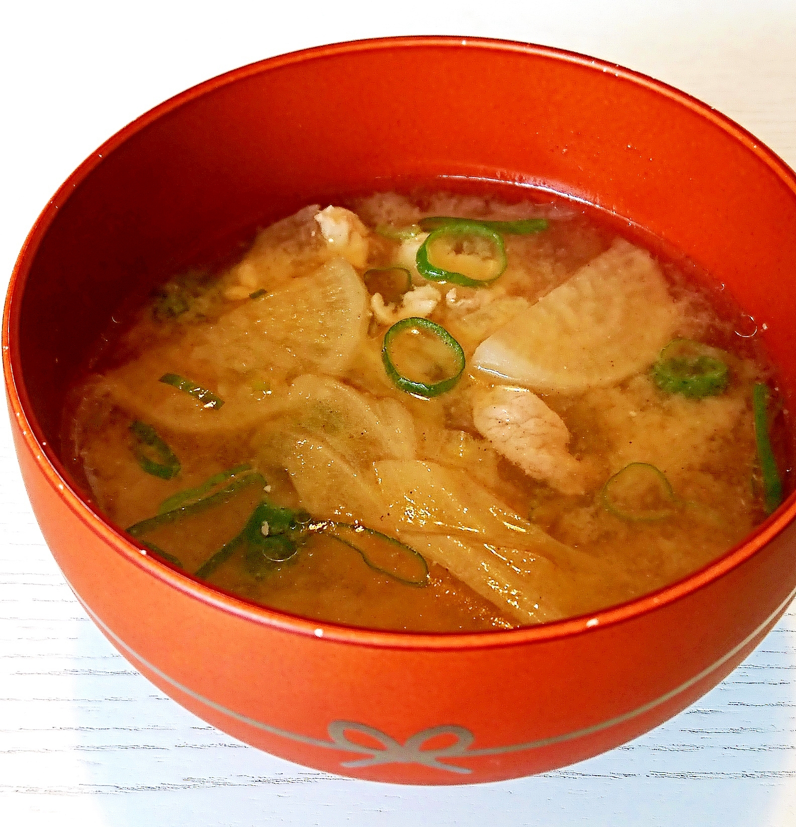 朱の椀に盛られた、キャベツと豚肉と大根の味噌汁