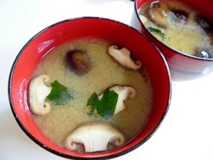 椎茸とわかめの味噌汁 レシピ 作り方 By V るん 0394 楽天レシピ