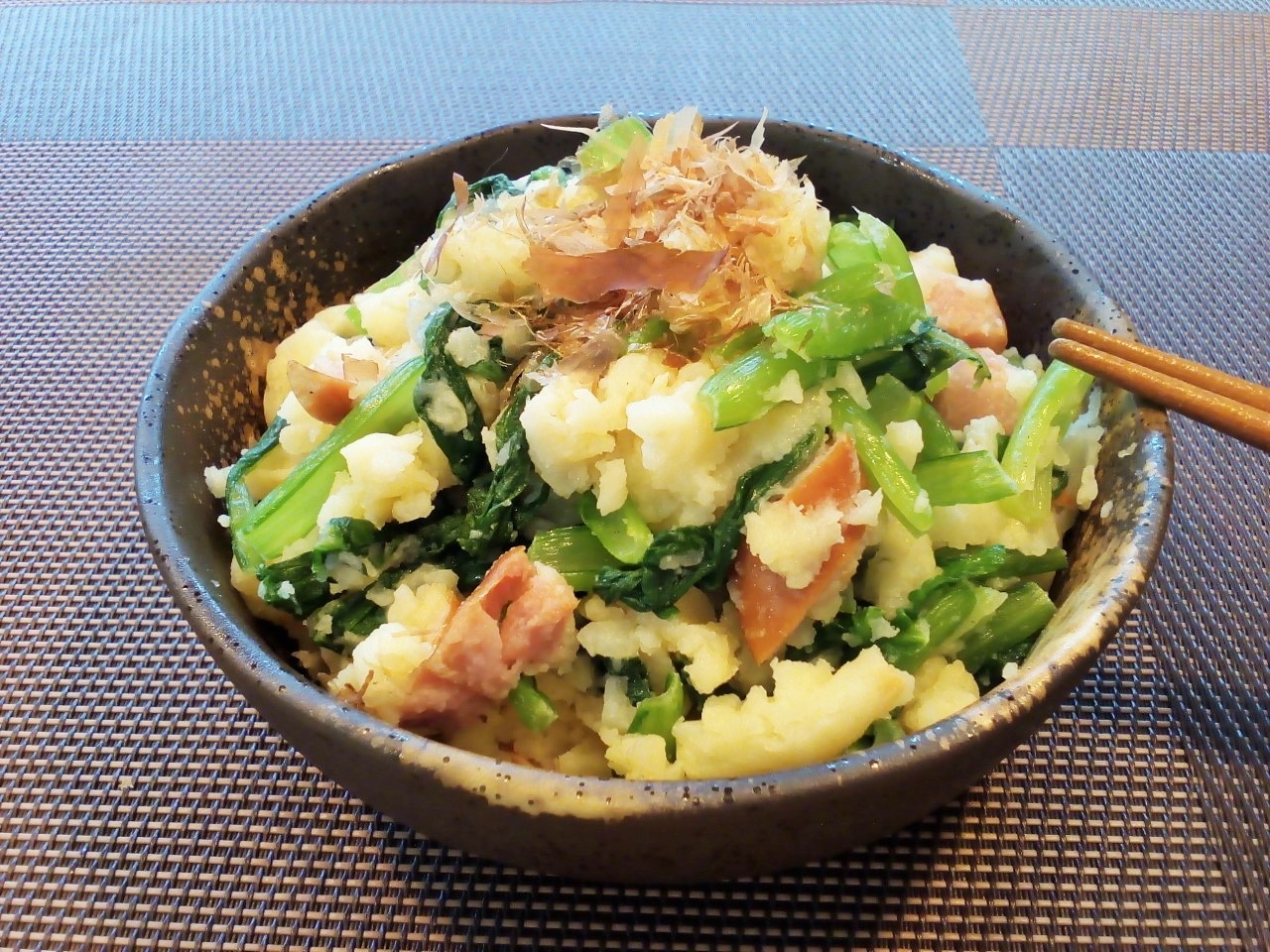 小鉢に盛り付けた小松菜入り和風ポテトサラダ