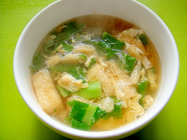 白いお椀に盛りつけられているかき菜と油揚げ入りの和風卵スープ